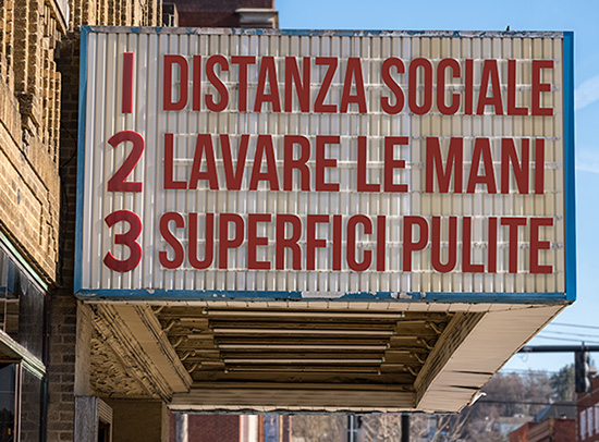 Marque sign with Spanish Social Distancing instructions